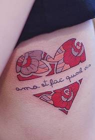 Heart of die reënboog, hartvormige tatoeëring op die middellyf