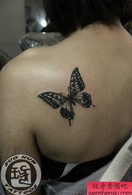 Spalle femminili belli è pupulari mudellu di tatuaggi di farfalla nera è bianca