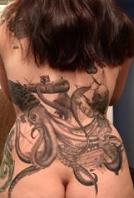 Татуювання на спині талії дівчини На спині талії дівчини на малюнку татуювання вітрильника та восьминога
