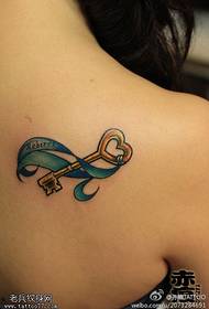 Motif de tatouage clé couleur épaule femme