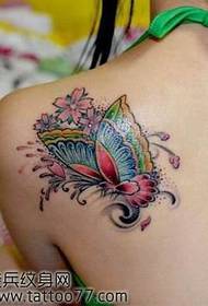 아름다운 어깨 보라색 나비 문신 패턴