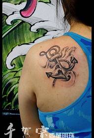 女生肩背流行流行的黑白船锚纹身图案