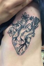 Хлопчики з чорною крапкою на талії та простою лінією картинок татуювання на серці та квітках