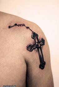 Spectacle de tatouage, recommande un tatouage croisé à l'épaule