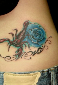 menina cintura pintada escorpião azul rosa tatuagem