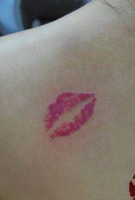 Девојка узорак тетоваже принт на уснама девојке у боји