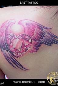Skaistumkopšanas pleciem ir skaista dimanta mīlestība ar spārnu tetovējuma modeli