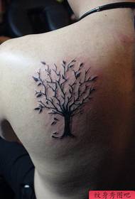 Motif de tatouage arbre petit totem classique épaule arrière masculine