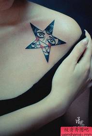 Graži ir populiari penkiakampė žvaigždės tatuiruotė ant merginos pečių
