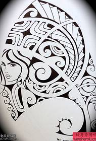 Kreative skouder stam Maya totem tattoo manuskriptfoto