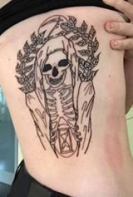 череп тетоважа девојка од страна на половината мотика за тетоважа слика