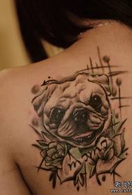 un mudellu di tatuaggi di u cane di spalla