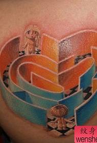 Ett alternativt populärt tatueringsmönster för axelfärgskärlighetslabyrin