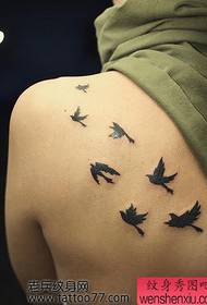 Wzór tatuażu ptak na ramię