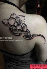 Naisen selkänoja ja hartiat suosittu kaunis mustavalkoinen lotus-tatuointikuvio