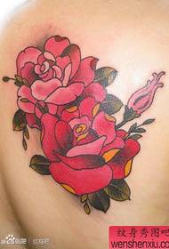 流行的彩色玫瑰紋身在肩膀上