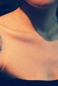 Mali i popularan cvjetni uzorak tetovaža na ramenu lijepe žene