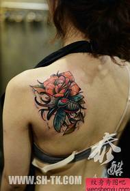 美女肩背唯美经典的甲虫与玫瑰纹身图案