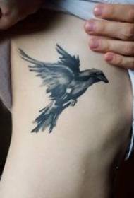 Taille côté fille de tatouage sur l'image de tatouage oiseau noir