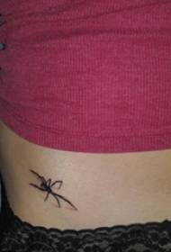 fille côté taille sur point noir épine simple ligne petit animal Spider tatouage photo