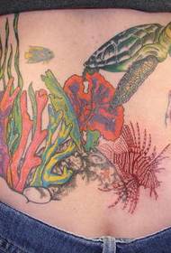 Slika struka velike kornjačeve tetovaže u boji struka
