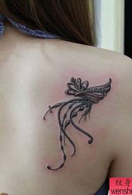 Meiteņu plecos populārais tetovējums ar siksnu