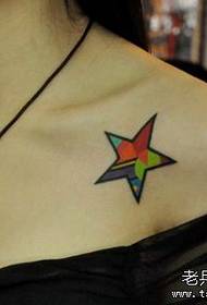 Nainen olkapää viiden kärjen tähden tatuointikuvio