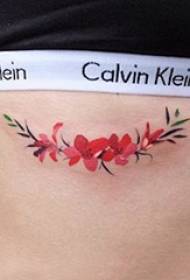 Figura di tatuu di cintura laterale picculu ritrattu di tatuaggi di fiori fioriti nantu à a cintura di u latu di a ragazza