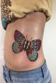 figura del tatuaggio della vita laterale ragazza lato immagine del tatuaggio farfalla colorata in vita