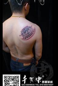 Popularny klasyczny tatuaż kompas męski na ramieniu z tyłu