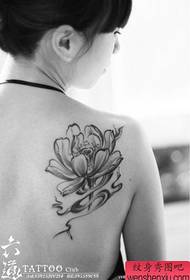 Perempuan bahu indah pola tato lotus freehand