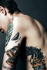 Ang mga batang lalaki sa Europa at Amerikano balikat kampanilya itim na kabayo na ilustrasyon ng tattoo tattoo