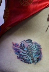 cintura pequeña femenina en el tatuaje de escorpión