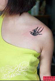 Tattoo show, recommend a small fresh clavicle swallow tattoo