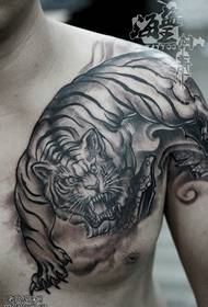 Tatueringar i axelsjal tiger delas av tatueringar