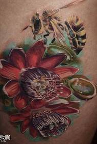 vidukļa reālistisks ziedu tetovējums