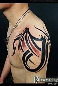 Muška ramena su vrlo dominirajući šal totem tetovaža uzorak