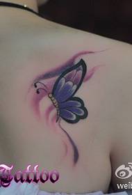 Bir kızın omzuna güzel renkli kelebek dövme deseni