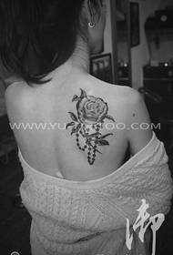 Női vállrózsa tetoválás kép