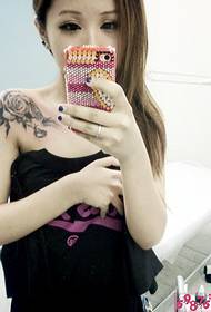 Mažos gražios mergaitės pečių rožės šviežia tatuiruotė