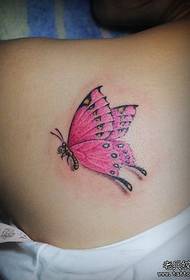Bella ragazza con un bellissimo tatuaggio a farfalla sulla spalla