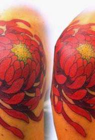 Beautiful chrysanthemum tattoo pattern popular on the shoulders of girls