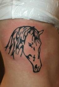 Vita laterale della ragazza semplice linea tatuaggio sulla foto del tatuaggio cavallo nero