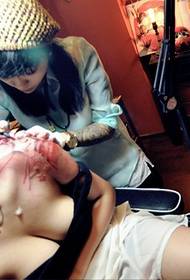 Creazione del tatuaggio di arte del tatuaggio dell'artista spalla bellezza