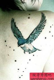 Τατουάζ δείχνουν εικόνα συνιστάται μια ώριμη γυναίκα τατουάζ σχέδιο αετού