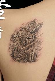 Patrón de tatuaje de conejo de hombro que les gusta a las chicas