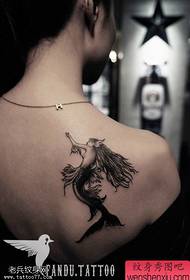 Tatuatge de sirena a l'espatlla de dona compartida per la sala de tatuatges