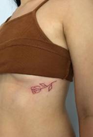 Zij taille tattoo illustratie meisje zij taille op zwarte roos tattoo foto
