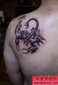 Muško rame s uzorkom tetovaže pletenice