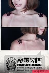 Het klassieke pentagram tattoo-patroon populair op de schouders van meisjes